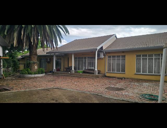 3 BEDROOM FREESTANDING FOR SALE IN OOS EINDE